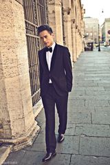 组图：高云翔漫步罗马街头 俊朗挺拔风度非凡