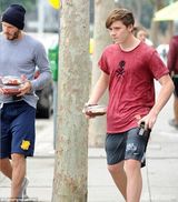 组图：小贝锁眉似有心事 长子布鲁克林越发帅气