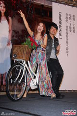 组图：丁当获怪兽赠脚踏车 花500万西班牙拍MV