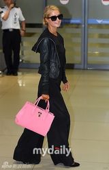组图：名媛希尔顿赴韩 豪气拎名包阵势大