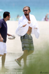 组图：莱昂纳多扎小辫肥壮似熊 海滩张望显寂寞