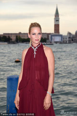 组图：44岁乌玛瑟曼贵气现身 透视红裙蛮腰隐现