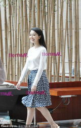 组图：高圆圆现身酒店笑容满面 获众人簇拥