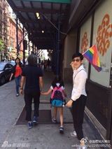 组图：吴君如陈可辛带女儿兴奋参加同性恋游行