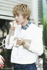 组图：韩星为粉丝烤香蕉 黑乎乎似茄子