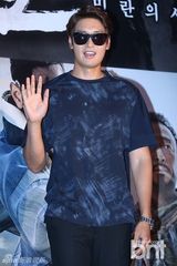 组图：韩星河智苑出席试映会 短裙露粗腿