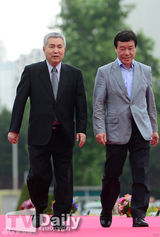 组图：星星继承者聚首 刘仁娜纤腰金宇彬长腿