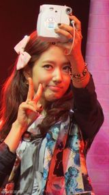 组图：朴信惠北京会粉丝 俏皮自拍频卖萌