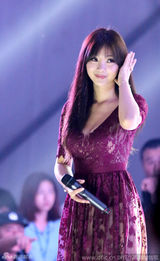 组图：柳岩捞金秀酥胸“诱”观众遭熊抱