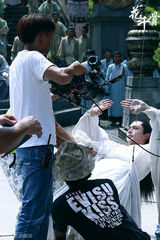 组图：《花千骨》工作照 霍建华变身优雅工作狂