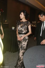 组图：林志玲出席活动 露香肩大秀美背