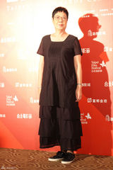 组图：台影奖郭采洁花裙俏皮 许玮宁深V性感