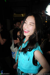 组图：倪妮怒指跟拍记者 表情夸张显率性可爱