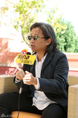 组图：独家对话陈可辛 墨镜难掩倦容