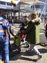 组图：《爸爸2》星爸萌娃抵新西兰 妈妈团随行