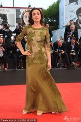 组图：威尼斯闭幕红毯 汤唯笑容甜美陈冲深V