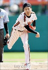 组图：赵寅成为棒球赛开球 李光洙欢喜助威