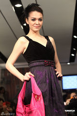 高清组图：亚太影后张榕容露肩走秀 承认喜欢潘玮柏