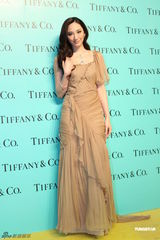 组图：安以轩秀美背李承铉护花 吴佩慈李小璐拼美胸