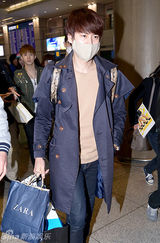 组图：SJ-M素颜现身韩国机场 口罩墨镜遮面