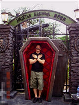 组图：前央视主播罗森友携800部A片在英被捕