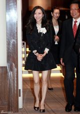 组图：张静初出任韩国文化大使 短裙亮相大秀美腿