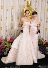 组图：奥斯卡后台-安妮-海瑟薇高举奖杯笑开花