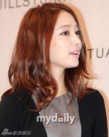 组图：李珉廷柳真人妻争艳 李秉宪娇妻大秀钻戒