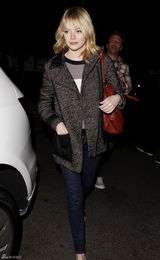 组图：艾玛-斯通穿呢大衣娇俏玩转纽约