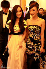 组图：秦岚出席活动大秀烈焰红唇  造型性感抢镜