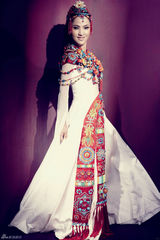 高清组图：藏族歌手阿斯根展示藏族服饰