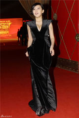 组图：赵铭大露事业线 黑色礼服显御姐范儿