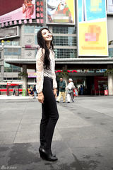 组图：韩雯雯多伦多街拍 尽显英伦女王范