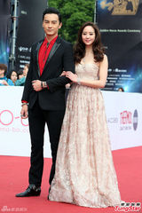 组图：郑元畅张钧甯新剧再现金马奖寒风走红毯