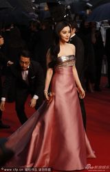 组图：范冰冰亮相红毯 粉色拖地长裙甜美高贵