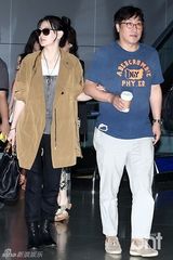 组图：李英爱与丈夫亮相机场 小鸟依人秀恩爱