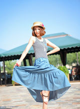 组图：王文绮初秋百搭写真 享受清新阳光之旅