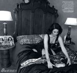 组图：打雷姐华贵杂志写真 性感贵妇深闺迷情