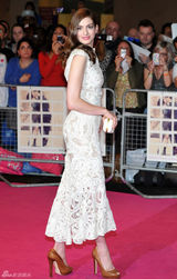 高清图：《一天》首映 海瑟薇镂空白裙优雅亮相