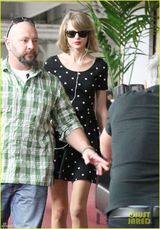 组图：泰勒短发新造型甜美 圆点连衣裙秀大长腿