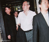 组图：梁洛施多伦多会型男 高耸发髻休闲随意