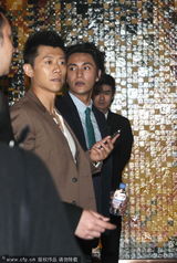 组图：陈坤夏雨上海现身 路遇粉丝合影毫无架子