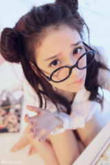 组图：程砚秋甜美写真 囧萌表情惹人爱