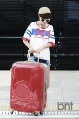 组图：朴韩星休闲装现身机场 展现别样时尚