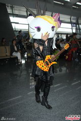 组图：YOSHIKI带女友来台开唱 粉丝扮X女郎接机