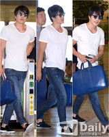 组图：权相佑白T牛仔现身 胡茬突显男人本色