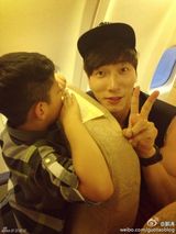 组图：张亮与郭涛父子录《爸爸2》 见面聊不停