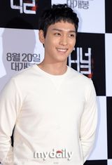 组图：韩星郑柔美出席首映 下衣失踪秀性感