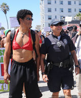 组图：裸胸节女人赤膊男人罩胸呼吁两性平等