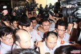 组图：柯震东离开北检一言未发 被围水泄不通